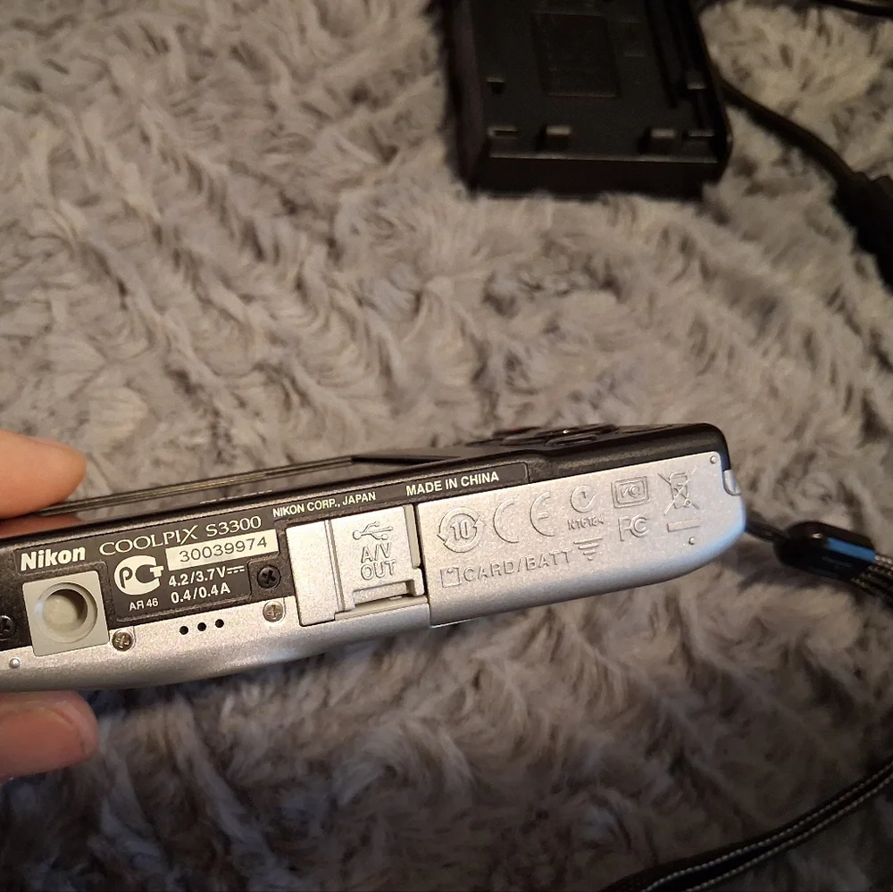 Nikon Coolpix S3300 Digital Camera Silver Works Good New Battery and Charger
